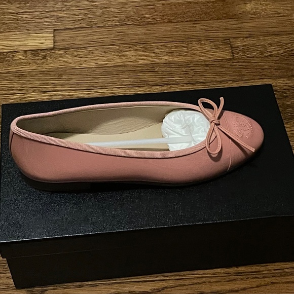 NWT CHANEL DARK PINK CC LOGO PATENT LEATHER BALLET BALLERINA FLATS - Picture 5 of 8